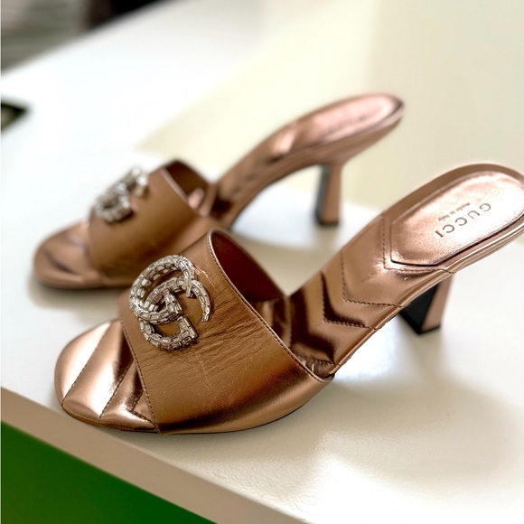 LIKE NEW! Gucci metallic gold sandals, size 39.5. - Picture 2 of 8
